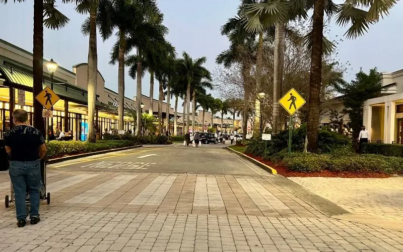Sawgrass mills, largest outlet mall in florida