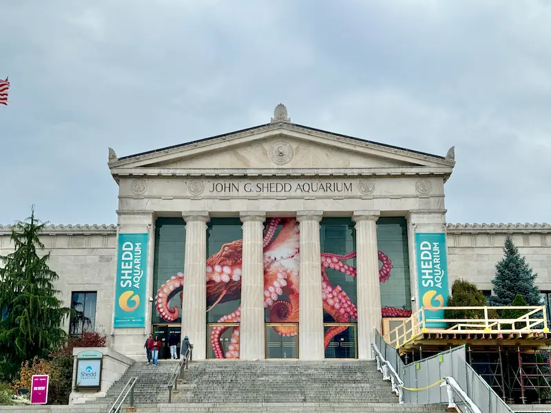 Shedd aquarium exterior view showing main entrance and surrounding area, chicago, usa