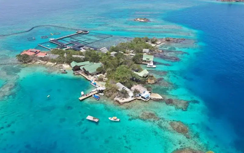 Clear turquoise water and white-sand beach in the rosario islands