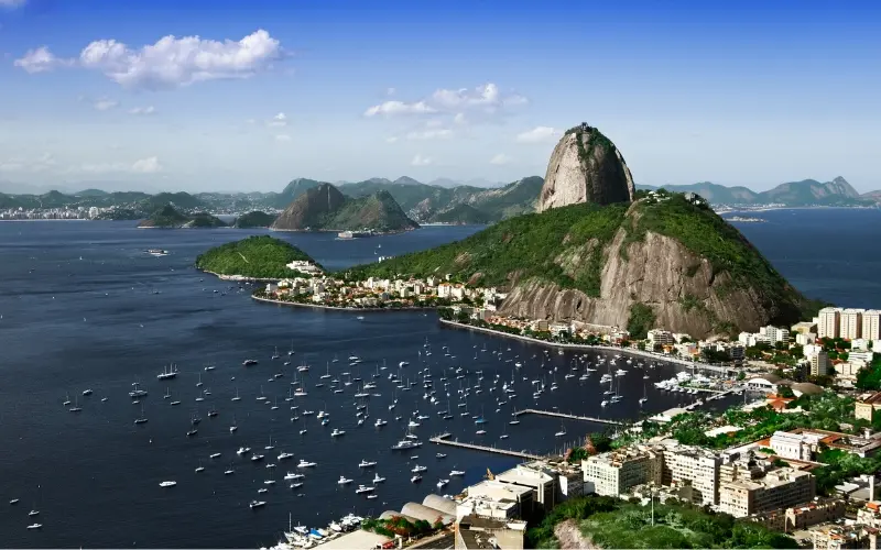 Urca waterfront with boats and sugarloaf mountain in rio de janeiro