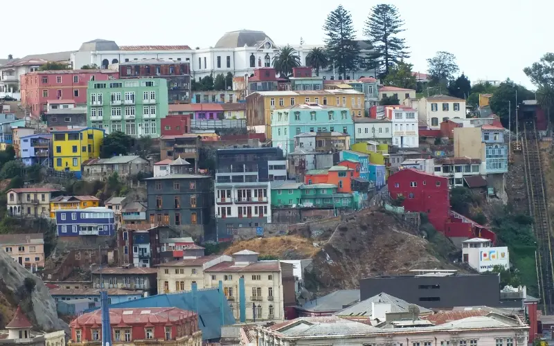 Colorful hillside buildings in valparaíso chile